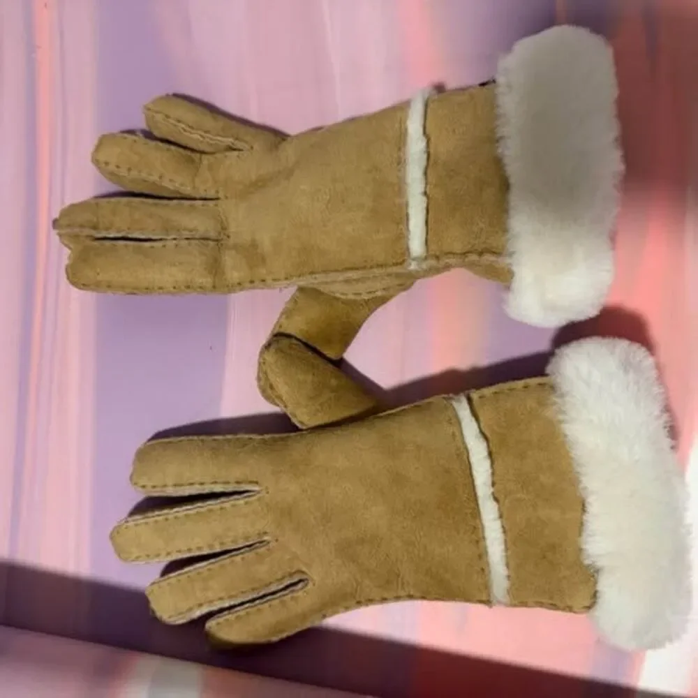UGG TECH gloves (can use with phone)